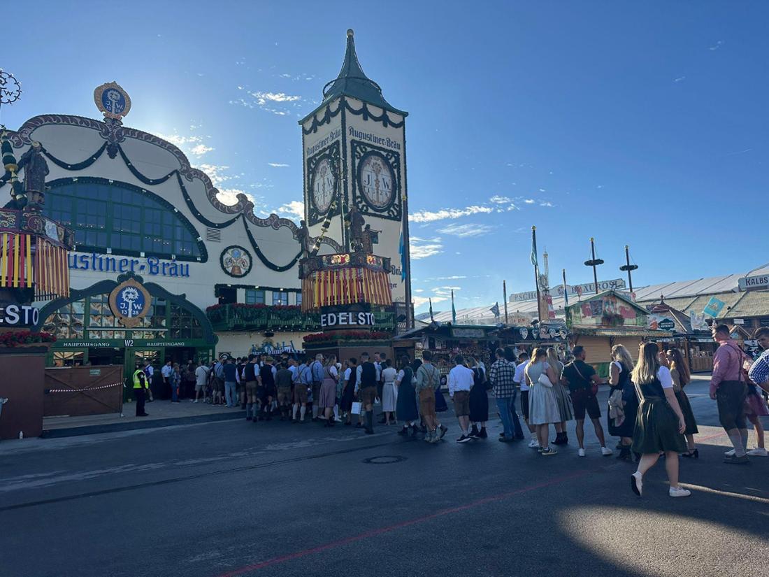 Vor der Augustiner Festhalle ist bereits kurz nach 9 Uhr eine lange Schlange.