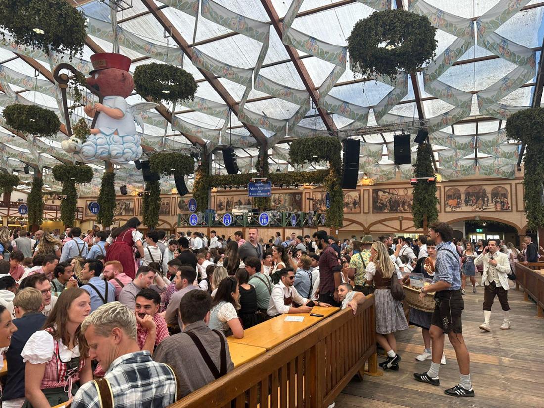 Viele der Plätze im nicht reservierten Bereich im Hofbräu Festzelt sind schon besetzt.
