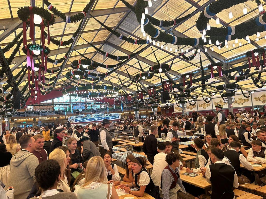 Auch die Festhalle Schottenhamel füllt sich schnell.