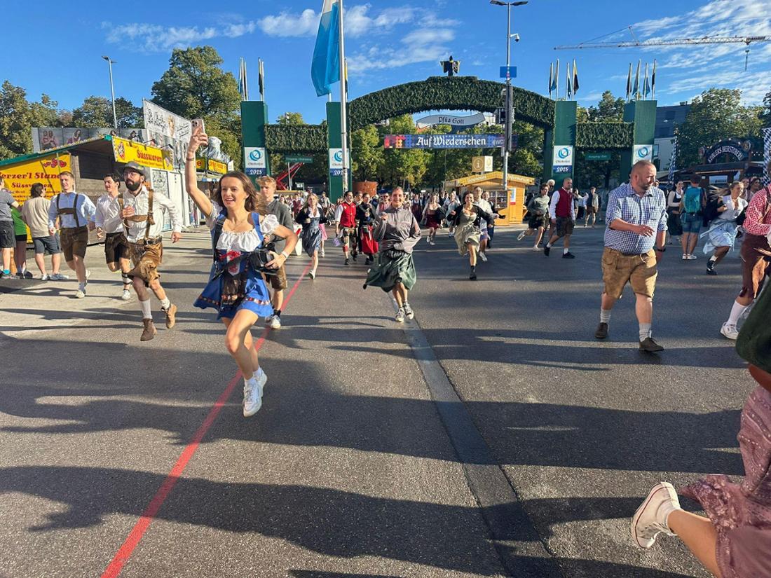 Stück für Stück lässt die Security die Wartenden aufs Festgelände – immer wieder kommt ein Schwall neuer Gäste auf die Wiesn.
