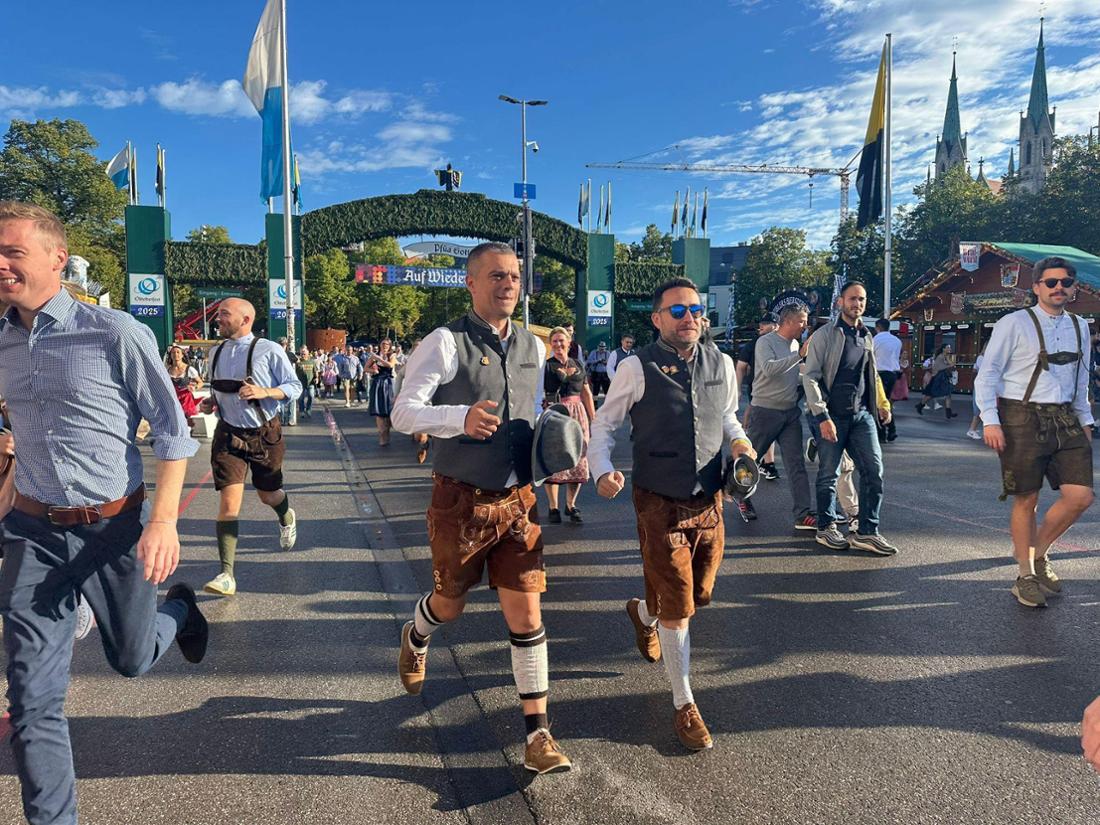 Bei strahlendem Sonnenschein stürmen die Leute das Festgelände.