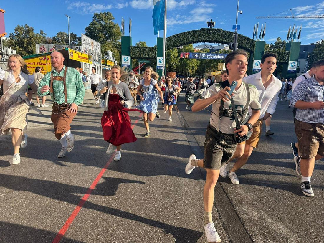 Vor allem junge Menschen nehmen ihre Aufgabe am ersten Wiesn-Samstag sehr ernst – damit sie am Ende in ihrem Wunschzelt landen.