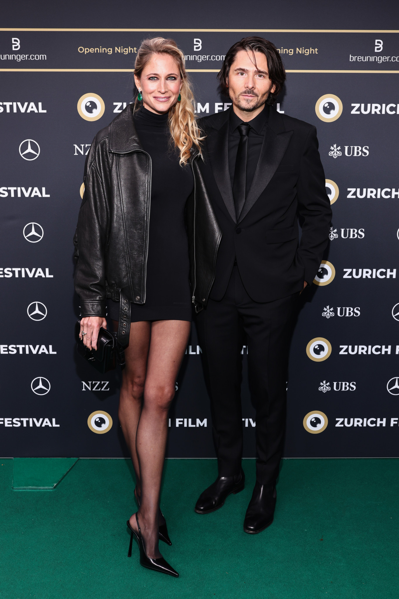 Fiona Hefti und Nenad Mlinarevic posieren auf dem grünen Teppich beim 21. Zurich Film Festival im Kongresshaus, Zürich.