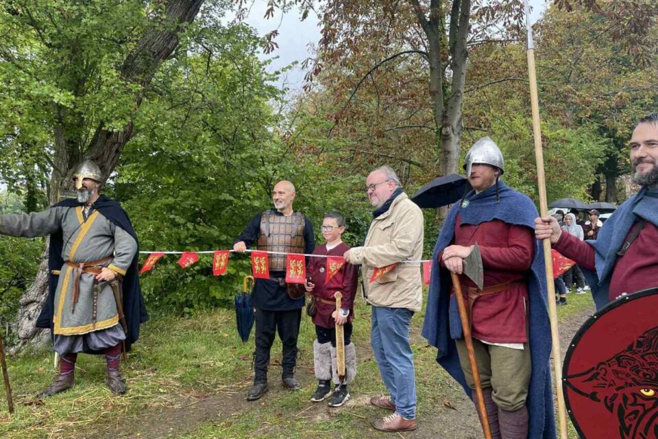Inauguration du village viking et normand en présence du maire d'Eu et du conseiller régional.