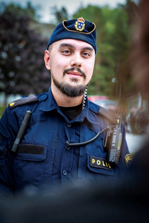 En av de första poliserna som kom dit var Elias Sellin, som i vanliga fall arbetar som ingripande polis i Botkyrka.