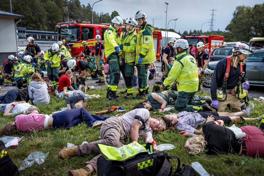 Ett trettiotal ”skadade” elever vårdades av blåljuspersonalen under den gemensamma övningen i Ågesta i södra Stockholm.