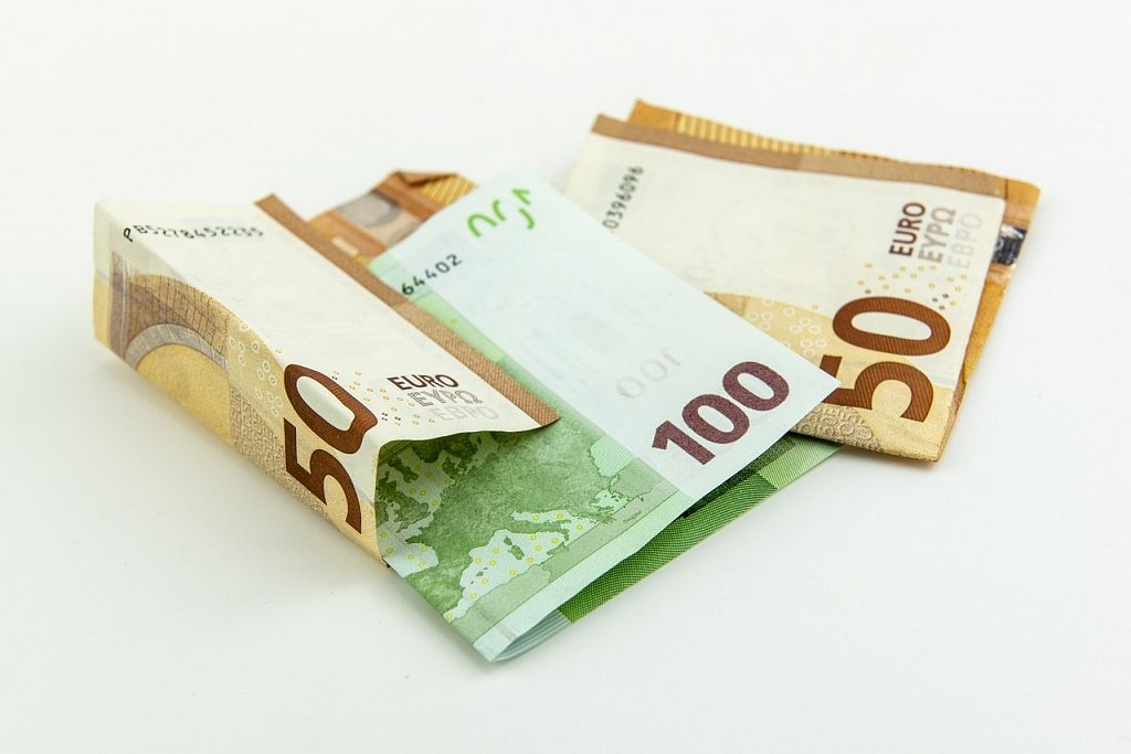 Latvijas četru lielāko banku klientiem izkrāpti 7,814 miljoni eiro :: Dienas Bizness
