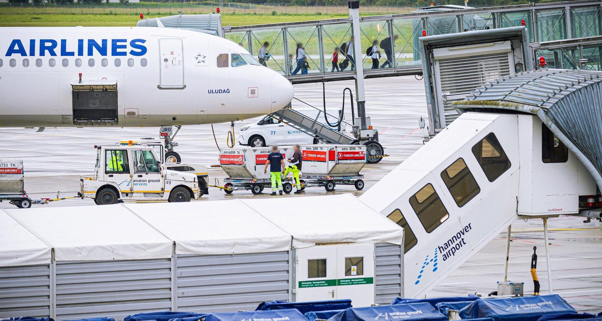 Menschen verlassen ein Flugzeug, welches zuvor auf dem Flughafen Hannover-Langenhagen gelandet ist.