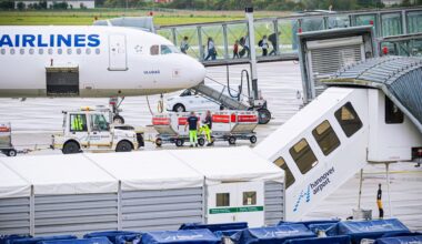 Menschen verlassen ein Flugzeug, welches zuvor auf dem Flughafen Hannover-Langenhagen gelandet ist.