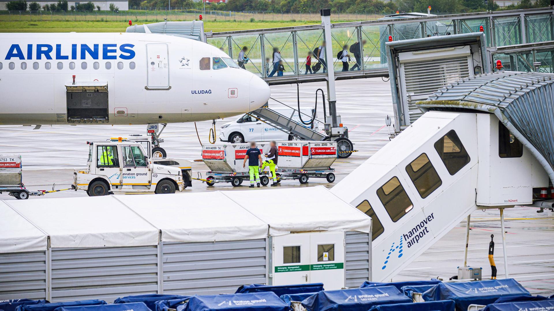 Menschen verlassen ein Flugzeug, welches zuvor auf dem Flughafen Hannover-Langenhagen gelandet ist.
