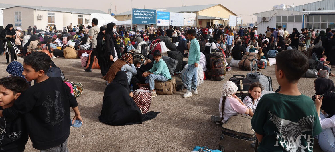 Some 4,300 Afghan refugees deported from Iran per day: UNHCR