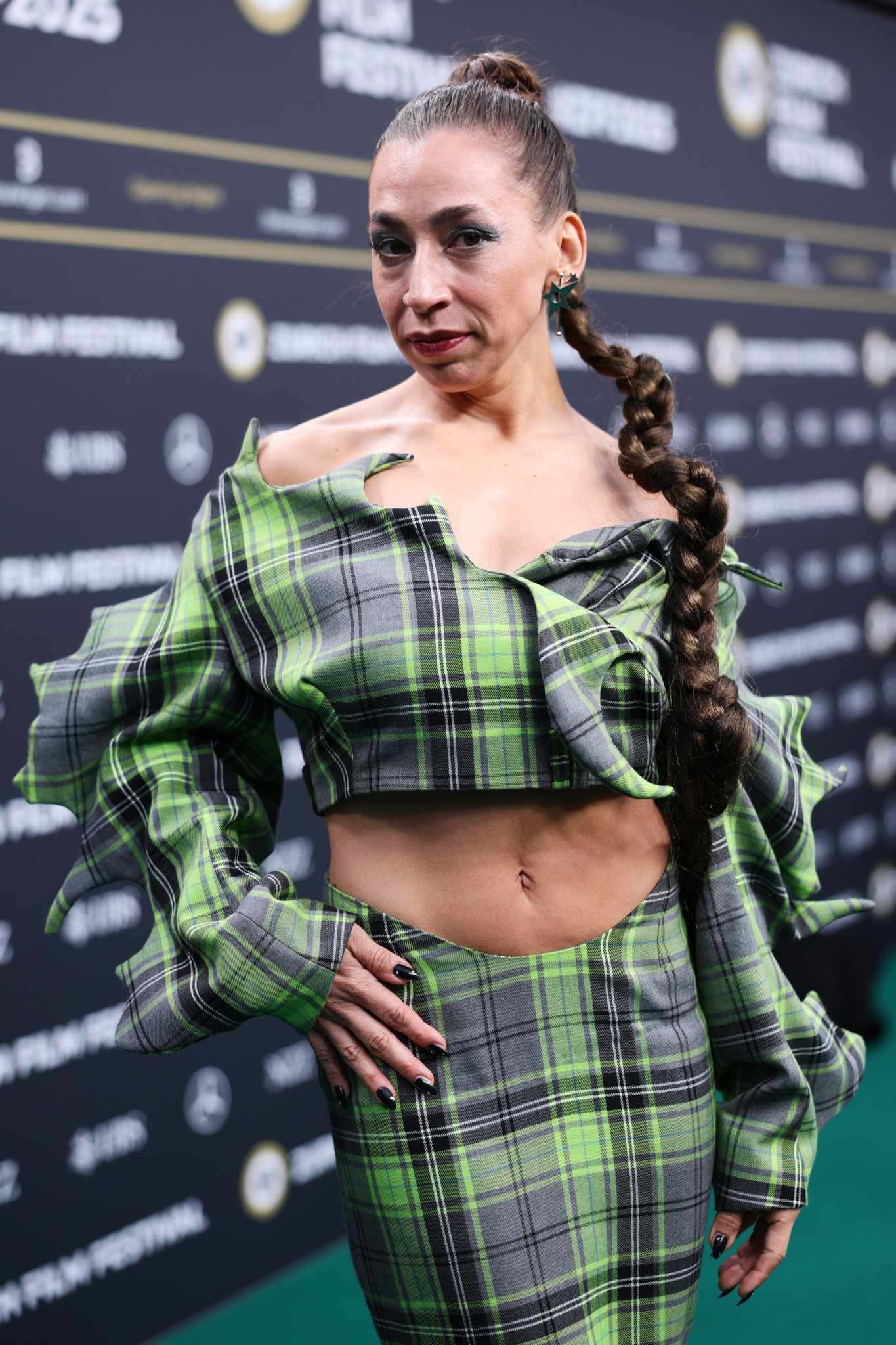 Carol Schuler posiert auf dem Eröffnungs-Green Carpet des 21. Zurich Film Festivals im Kongresshaus in einem grün karierten Outfit.