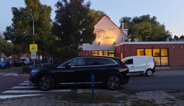 Hoeveel parkeerovertredingen tellen jullie voor deze frituurbezoeker?