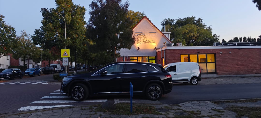 Hoeveel parkeerovertredingen tellen jullie voor deze frituurbezoeker?