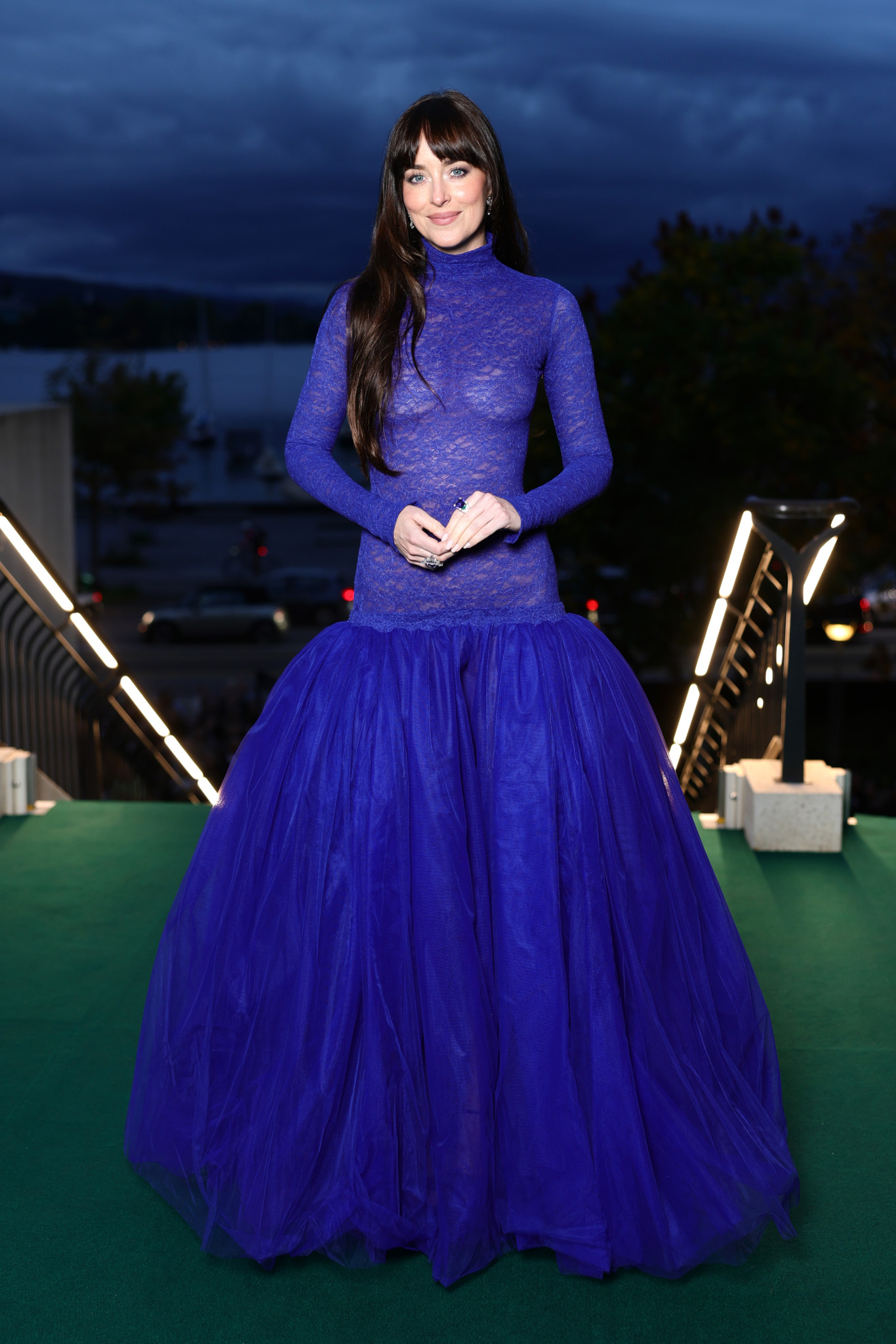 Dakota Johnson in einem blauen Kleid auf dem Green Carpet des 21. Zurich Film Festival 2025 im Kongresshaus in Zürich.