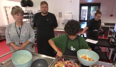 Lærere må dele mad med elever: 'Hvorfor skal slik være billigere?' - På skole i det sydlige København er lærere nødt til at dele mad med elever, men det kunne permanent, gratis skolemad stoppe, mener skoleleder.