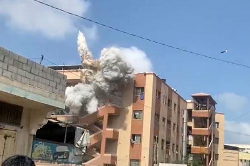 Cette capture d’écran d’une vidéo montre le deuxième des deux projectiles que l’armée israélienne a tirés en succession rapide sur une cage d’escalier à l’extérieur de l’hôpital Nasser, quelques minutes après qu’une première série d’attaques a frappé le bâtiment, à Khan Younès, dans la bande de Gaza, le 25 août 2025.