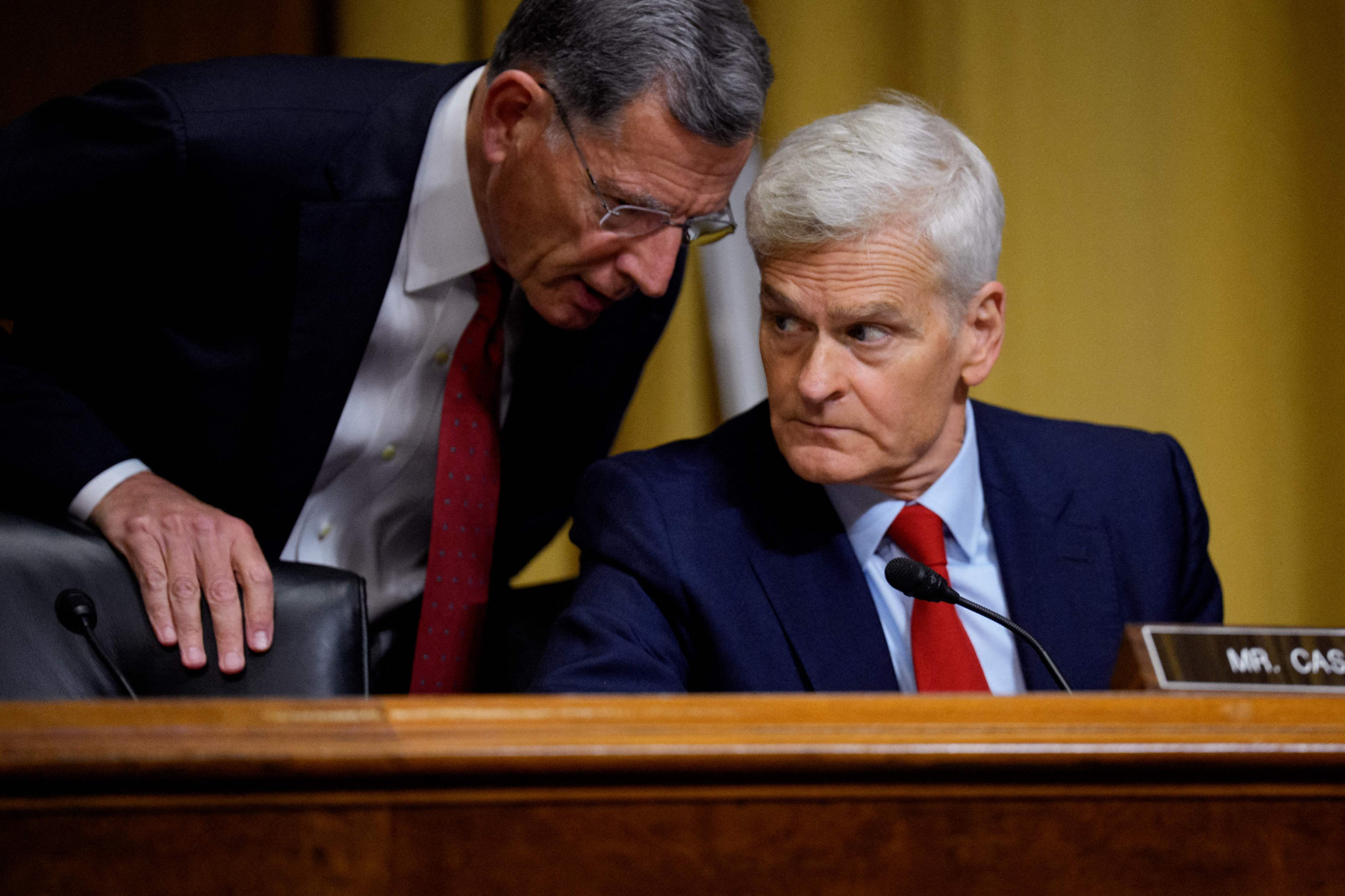 Senator Bill Cassidy spricht mit Senator John Barrasso während einer Anhörung des Senatsfinanzausschusses in Washington, DC.
