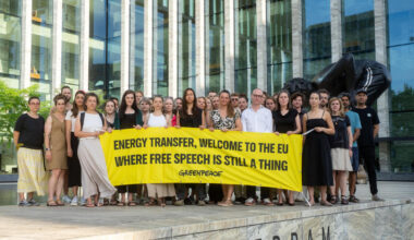 Photo Opp ET Anti-Slapp Lawsuit outside Courthouse in Amsterdam. © Tengbeh Kamara / Greenpeace