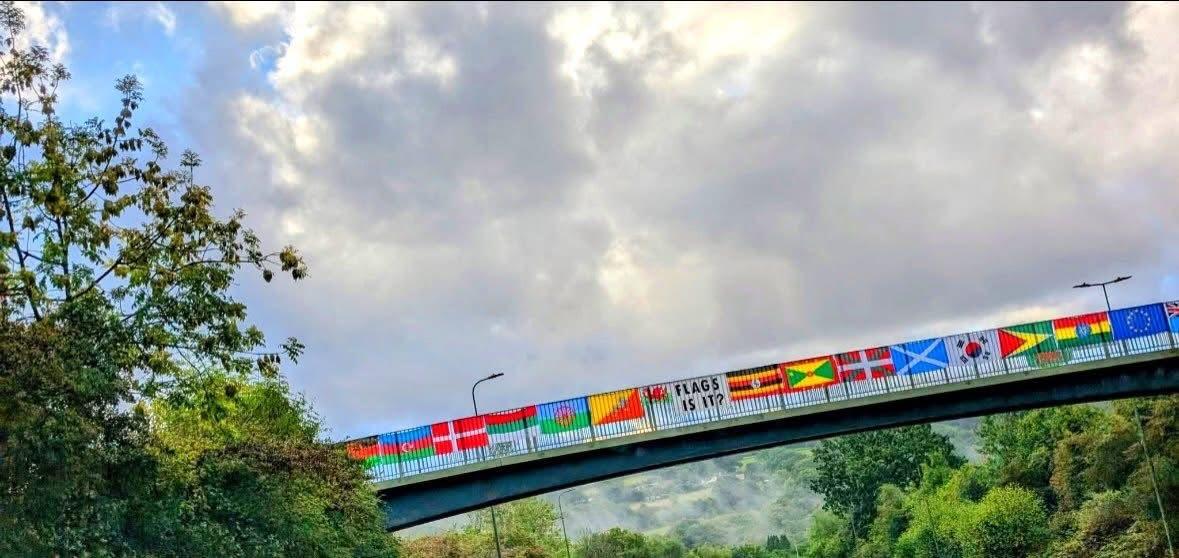 Pontllanfraith do flags right