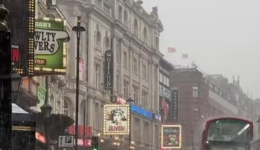 Something other than the protests, and something for the London tourists 🤣 have a blurry photo of it pissing down 👍🏼