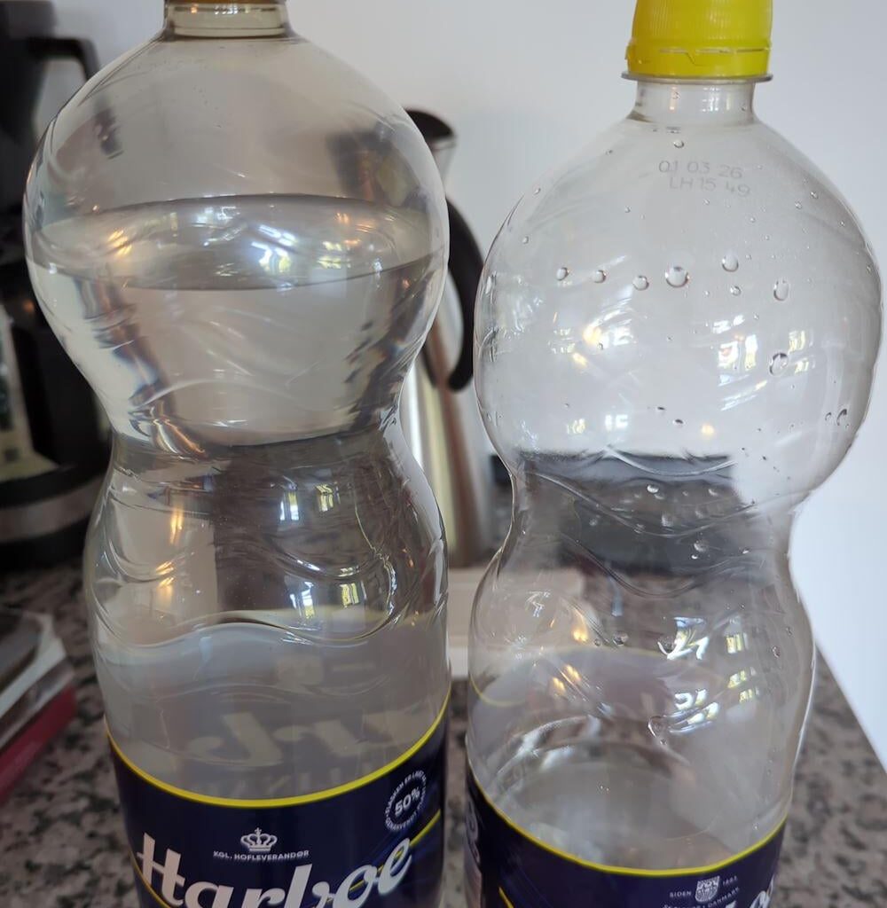 Hvad skyldes dette idioti - 2-liters flasken er blevet 2-3 cm højere bare for at opbevare mere luft og ikke længere passe i køleskabsdøren?