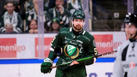 Linus Johansson minns att det var tuffare inkilningar när han gick på hockeygymnasiet än när han blev professionell.