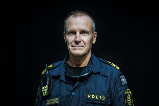 Polisen Tomas Koppelgren Hellgren utbildar all skolpersonal i Stockholm i hur de ska agera mot pågående dödligt våld på skolan.