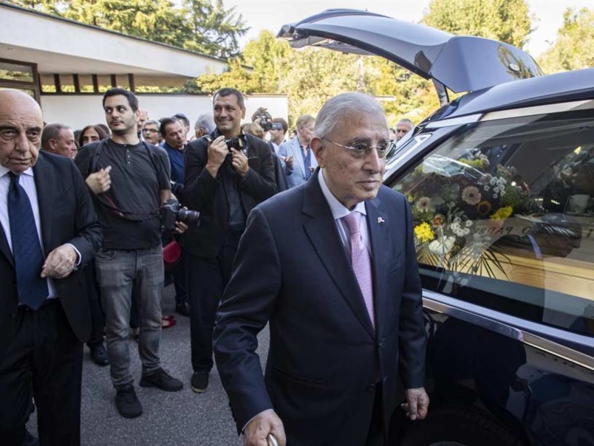«La sua ultima diretta». Addio a Emilio Fede, ai funerali presenti anche Galliani e Dell’Utri