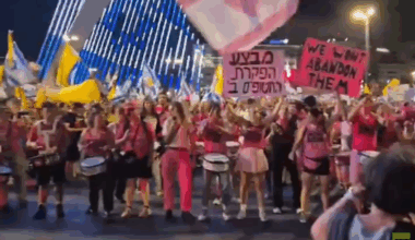 Tel Aviv: Massive demonstrations demanding an end to the war on Gaza and a prisoner exchange deal