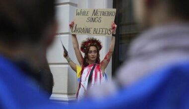 Royal Opera appearance by Russian soprano Anna Netrebko draws pro-Ukraine protest | National Entertainment