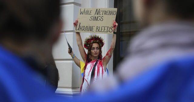 Royal Opera appearance by Russian soprano Anna Netrebko draws pro-Ukraine protest | National Entertainment