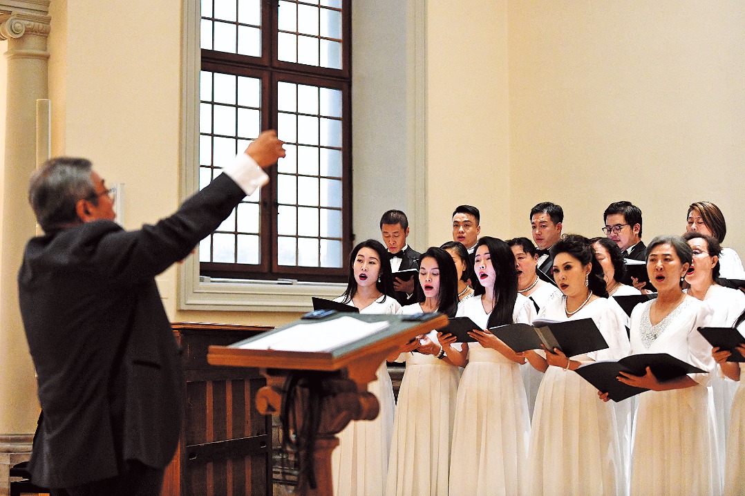 Chinese choirs sing to celebrate diplomatic ties with Switzerland