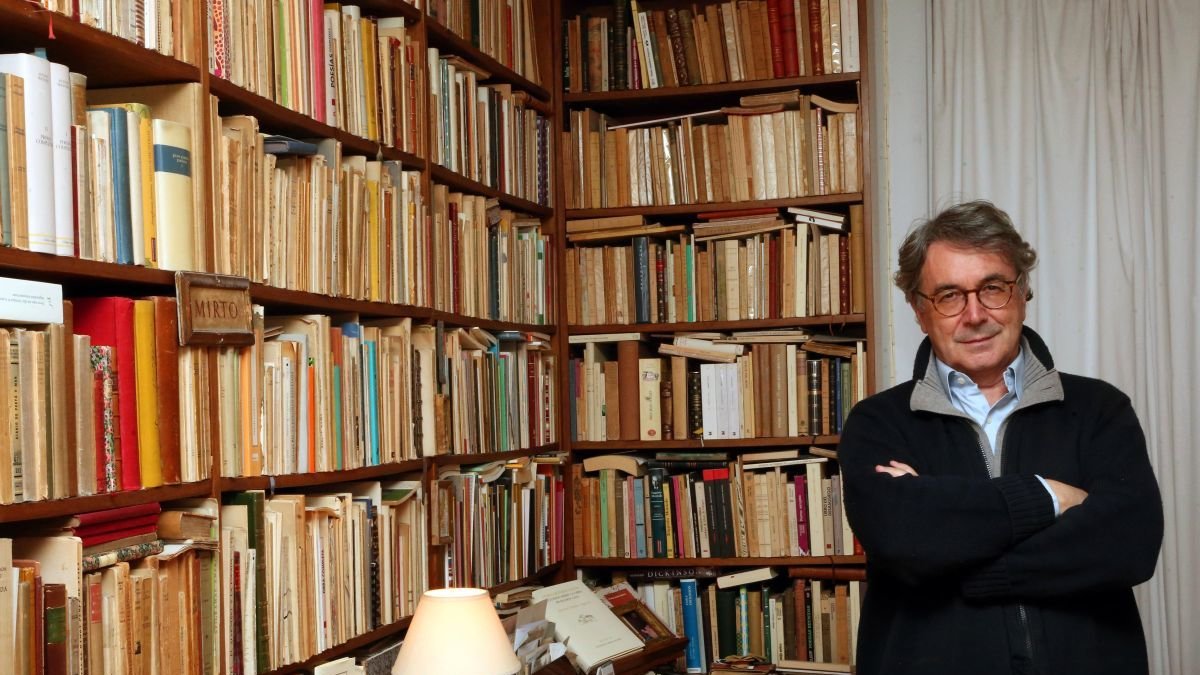 Andrés Trapiello, en su casa en Madrid.