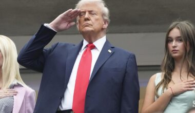 V živo: presenetljiv začetek, na tribunah tudi Trump #video