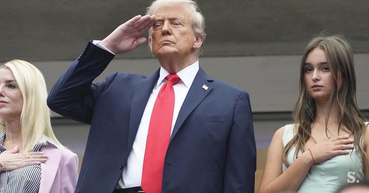V živo: presenetljiv začetek, na tribunah tudi Trump #video