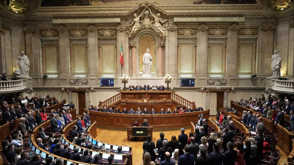 Portugal's parliament approves amended foreigners' law with far right support