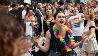 Czech election brings anxiety for country's LGBTQ+ community – DW – 09/04/2025