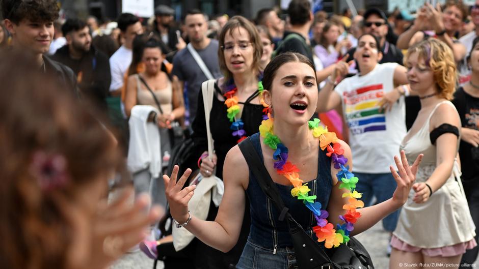 Czech election brings anxiety for country's LGBTQ+ community – DW – 09/04/2025
