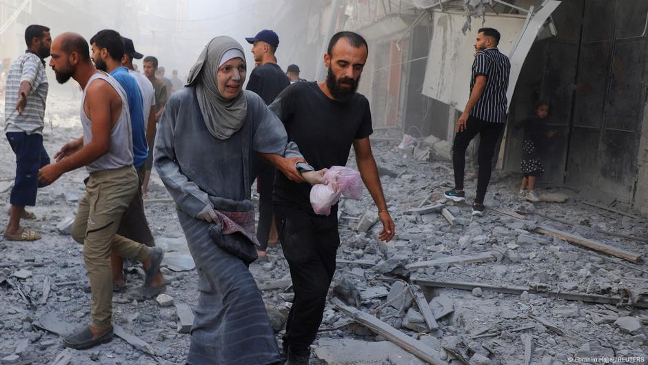 Trump talks of Israel-Gaza deal as IDF strikes refugee camp – DW – 09/27/2025