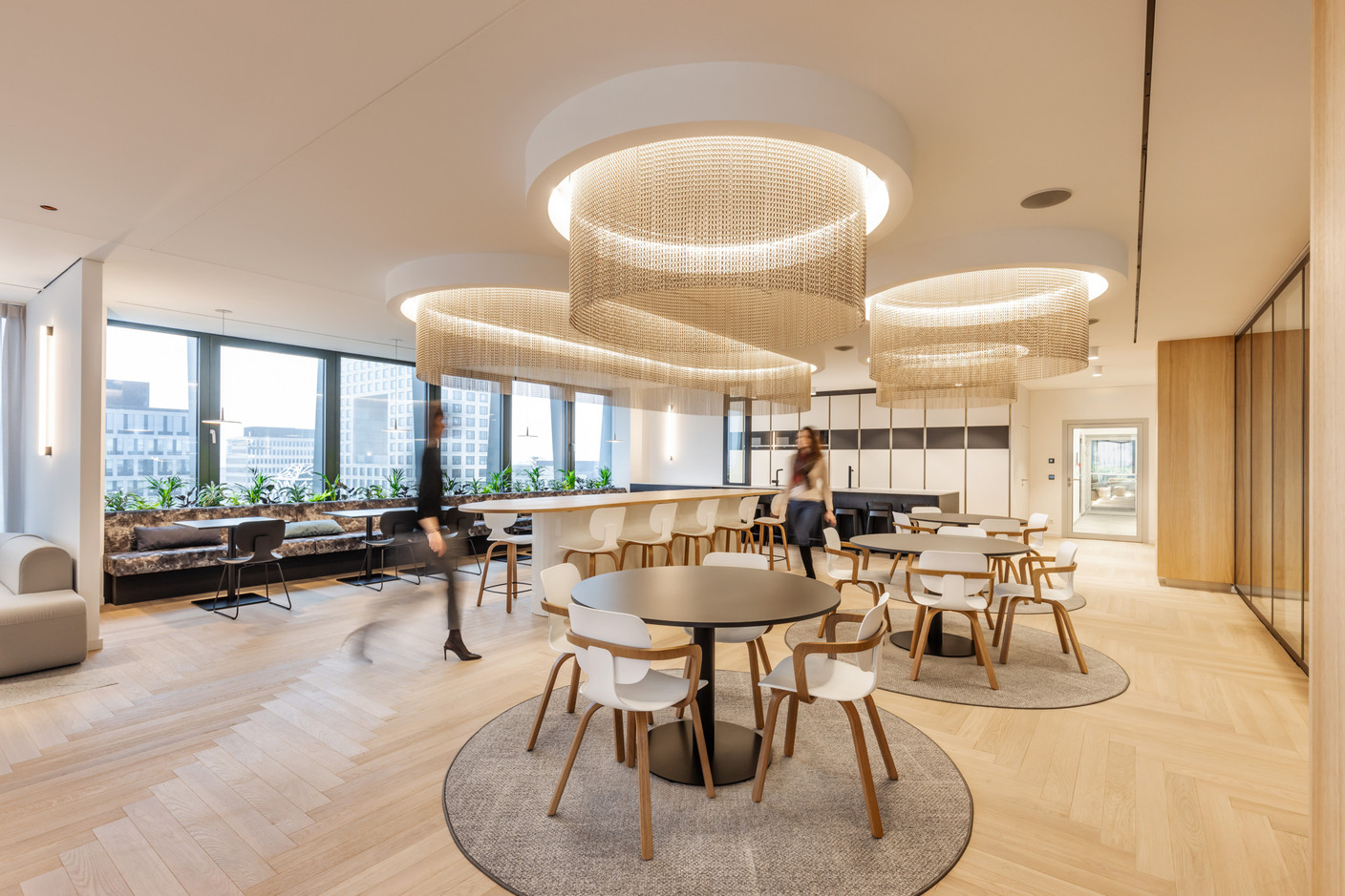 Les espaces de restauration sont maintenant des lieux de vie pour des réunions informelles, des after work ou des présentations. Ici chez Stibbe Luxembourg. Tétris Luxembourg