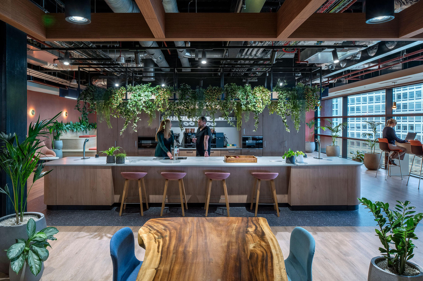 Les espaces de restauration sont maintenant des lieux de vie pour des réunions informelles, des after work ou des présentations. Ici chez JLL Birmingham. Tétris Luxembourg