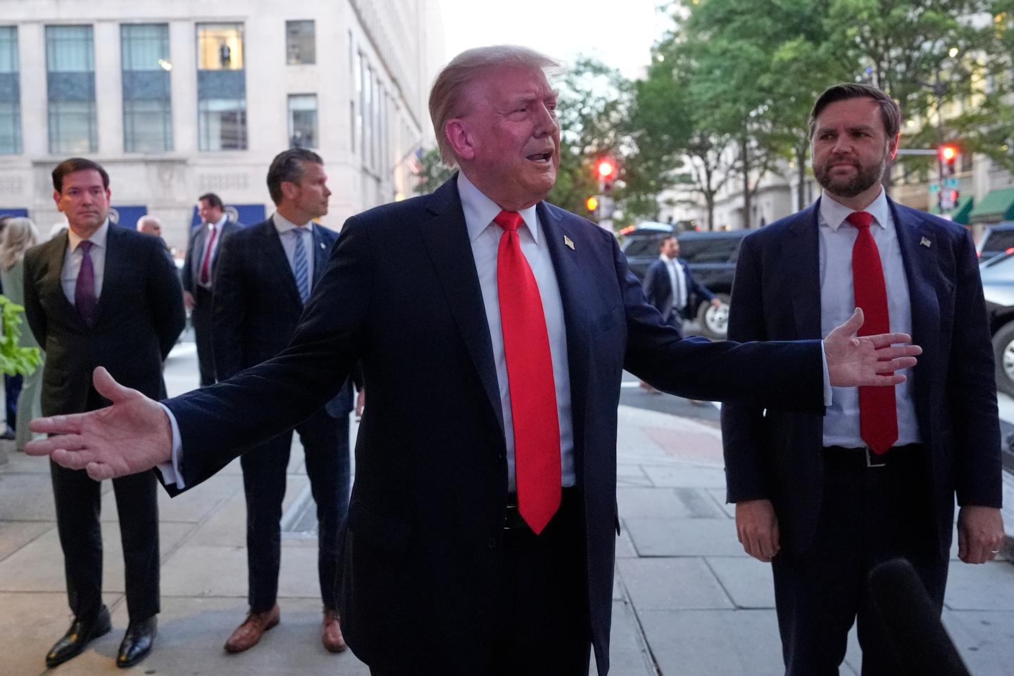 « Pendant que Vladimir Poutine déchaîne le feu sur l’Ukraine, Donald Trump peste et maugrée »
