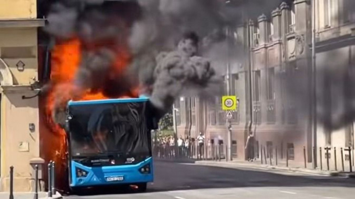 Budapest retteg, Karácsony Gergely tapsikol: „Jó, hogy kigyulladtak a BKV buszok!”