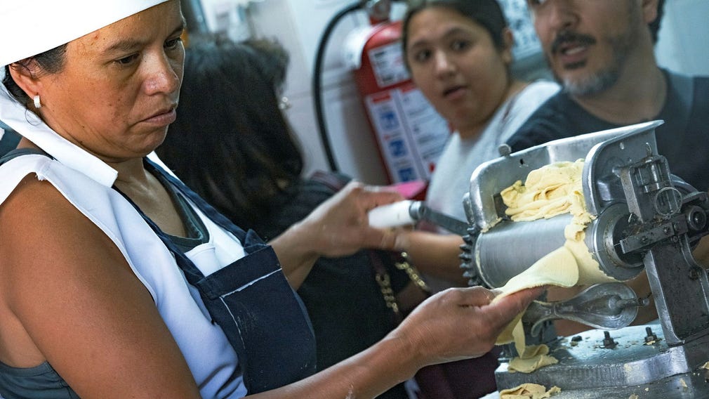 Carolina González förbereder färska majstortillas, viktig del av en taco.