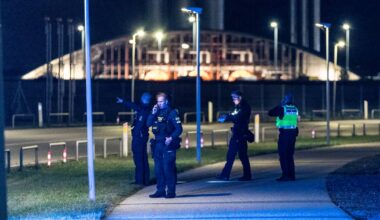 Københavns Lufthavn standser al flytrafik på grund af droner - Politiet er massivt til stede i Københavns Lufthavn, hvor fly ikke kan lande eller lette grundet droner.