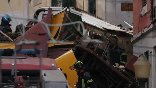 Policías y bomberos trabajan en la zona del accidente de un funicular en Lisboa.