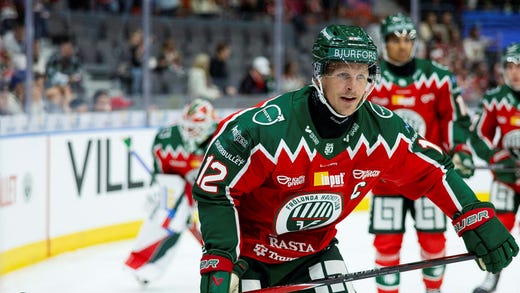 I Frölunda får de nya spelarna sjunga en sång inför laget i samband med en middag.