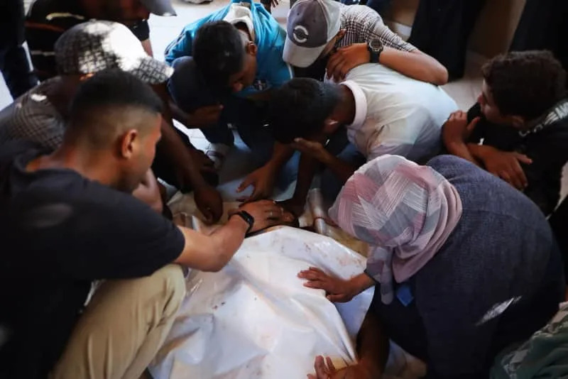 Palestinians mourn those who lost their lives as a result of Israeli forces opening fire in the Rafah's Murac area, at Nasser Medical Complex ahead of their burial procedures in Khan Yunis. Abdallah Alattar/APA Images via ZUMA Press Wire/dpa