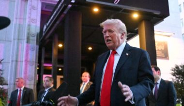 Trump dines out to demonstrate safety in DC after police takeover